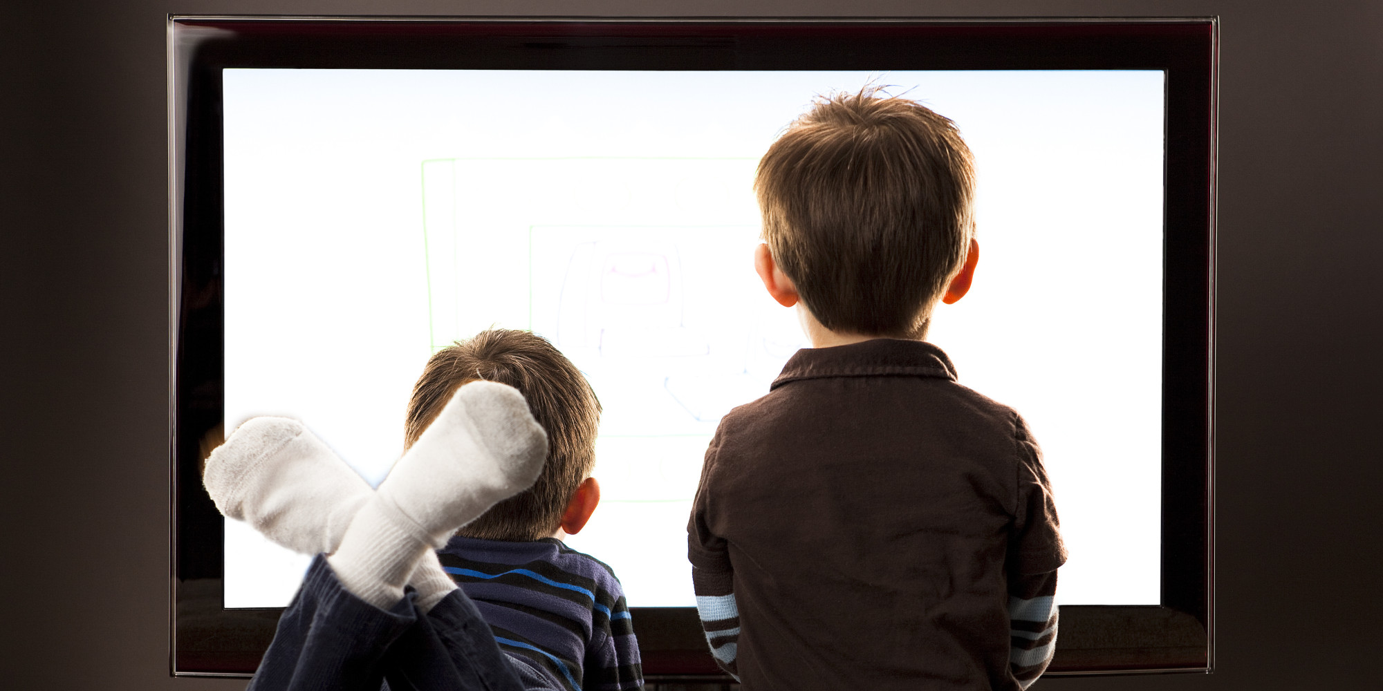 Дети смотрят на экран. Телевизор для детей. Дети смотрят телевизор. Дети возле телевизора. Ребенок и телевизор консультация.